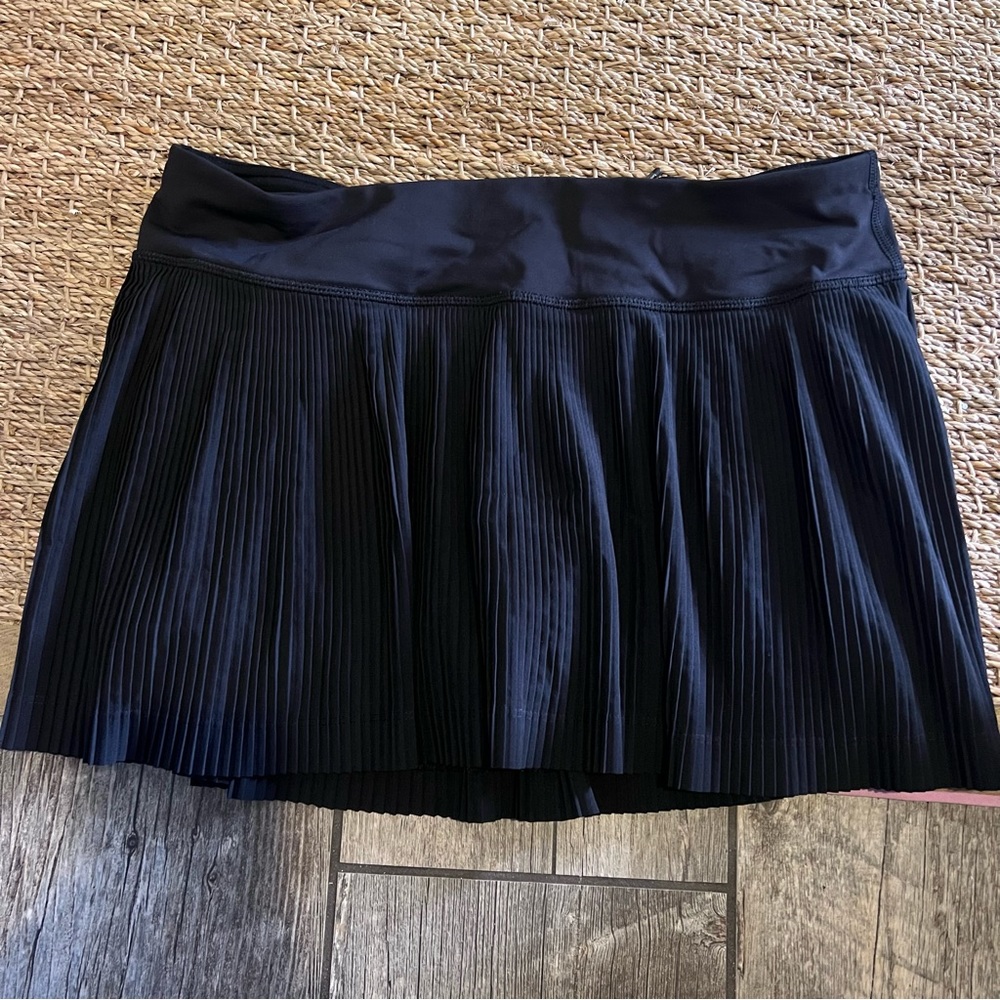lululemon mesh pleats mid rise mini tennis skirt. EUC. Black